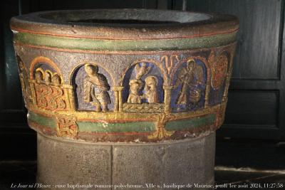 photographie “Le Jour ni l‘Heure 9695 : cuve baptismale romane polychrome, XIIe s., basilique Notre-Dame-des-Miracles de Mauriac, Cantal, Haute-Auvergne, jeudi 1er août 2024, 11:27:58” par Renaud Camus — www.renaud-camus.net — cuve baptismale, fonts baptismaux, baptême, cuve baptismale romane polychrome, roman, romane, romanesque, romanesco, romanico, art roman, Mauriac, église, basilique, Notre-Dame-des-Miracles, Cantal, Auvergne, Haute-Auvergne