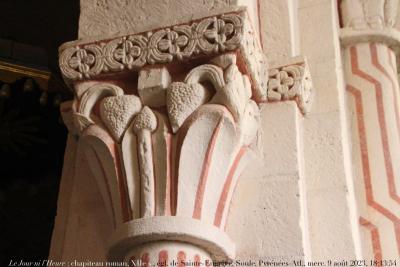 photographie “Le Jour ni l’Heure : chapiteau roman, XIIe s., église de Sainte-Engrâce, dans la Soule, Pyrénées-Atlantiques, France, mercredi 9 août 2023, 18:13:54” par Renaud Camus — www.renaud-camus.net — chapiteau, chapiteau roman, roman, romane, architecture romane, église romane, Sainte-Engrâce, Soule, Pyrénées-Atlantiques, Pyrénées