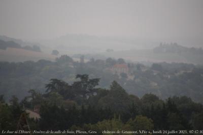 photographie “Le Jour ni l’Heure 7495 : Fenêtre de la salle de bain, Plieux, Gers, matin pluvieux — château de Gramont, XIVe-XVIe s., et village de Saint-Créac, Tarn-et-Garonne, lundi 24 juillet 2023, 07:47:10” par Renaud Camus — www.renaud-camus.net — Gramont, château de Gramont, fenêtre de la salle de bains, Plieux, Gers, Gascogne, Tarn-et-Garonne