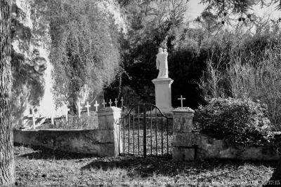 photographie “Le Jour ni l‘Heure 3326 : cimetière des Carmes, l’Ermitage, Agen, Lot-et-Garonne, lundi 6 février 2023, 16:37:15” par Renaud Camus — www.renaud-camus.net — Agen, l, Carmes, couvent, moines, cimetière, croix, Vierge à l'Enfant, tombes, frères, pères, Lot-et-Garonne, Agenais