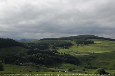 photographie “Le Jour ni l’Heure 5586 : paysage du Cézallier, environs de Compains, Puy-de-Dôme, Auvergne, jeudi 26 mai 2022, 18:01:34” par Renaud Camus — www.renaud-camus.net — Compains, Cézallier, paysage, paysage du Cézallier, Puy-de-Dôme, Auvergne