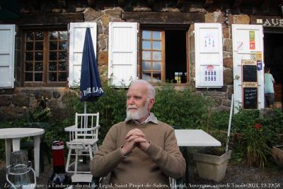 photographie “Le Jour ni l’Heure 0217 : à l’auberge du col de Legal, Saint-Projet-de-Salers, Cantal, Auvergne, samedi 3 août 2024, 19:19:58” par Renaud Camus — www.renaud-camus.net — portrait, autoportrait, Legal, col de Legal, auberge du col de Legal, portrait à l’auberge du col de Legal, potrait, Saint-Projet-de-Salers, Girgols, Cantal, Auvergne, Haute-Auvergne