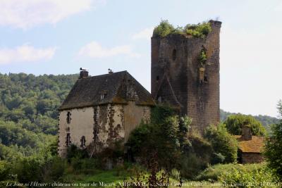 photographie “Le Jour ni l‘Heure 0167 : château ou tour de Marzes, XIIIe-XVIIe s., Saint-Cernin, Cantal, Auvergne, samedi 3 août 2024, 17:02:54” par Renaud Camus — www.renaud-camus.net — Marzes, tour de Marzes, château de Marzes, donjon, Saint-Cernin, Cantal, Auvergne