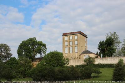 photographie “Le Jour ni l’Heure 4714 : vestige du palais épiscopal d’été des évêques de Clermont, où mourut Massillon, à Beauregard-l’Évêque, XVIIe s., Puy-de-Dôme, Auvergne, vendredi 6 mai 2022, 18:06:25” par Renaud Camus — www.renaud-camus.net — Beauregard, Beauregard-l'Évêque, palais épiscopal, château, Massillon, Piu-de-Dôme, Auvergne, évêque, évêque de Clermont, 6 mai 2022