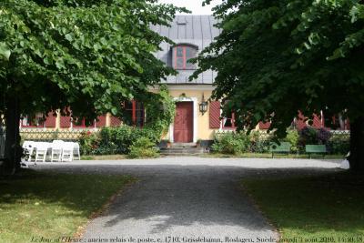 photographie “Le Jour ni l\'Heure 0005 : ancien relais de poste, c. 1710, Grisslehamn, dans le Roslagen, Suède, mardi 3 août 2010, 14:40:48” par Renaud Camus — www.renaud-camus.net — architecture, post, Sweden, Sverige, maison, house