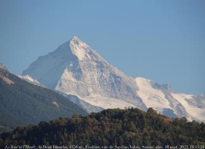 photographie “Le Jour ni l’Heure 8854 : la Dent blanche, 4358 m., Évolène, vue de Savièse, Valais, Suisse, dimanche 18 septembre 2022, 18:15:24” par Renaud Camus — www.renaud-camus.net — Dent blanche, La Dent blanche, montagne, Évolène, Valais, Savièse, Suisse