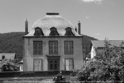 photographie “Le Jour ni l’Heure 5768 : belle maison au toit à la polonaise, c. 1860 (?), Massiac, Cantal, Auvergne, samedi 28 mai 2022, 13:44:33” par Renaud Camus — www.renaud-camus.net — Massiac, Cantal, Auvergne, maison, belle maison, toit à la polonaise, en lancier polonais