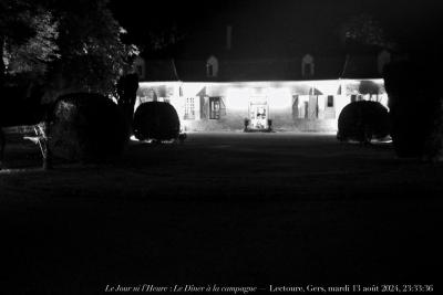 photographie “Le Jour ni l’Heure 0639 : Le Dîner à la campagne — Lectoure, Gers, mardi 13 août 2024, 23:33:36” par Renaud Camus — www.renaud-camus.net — Le Dîner à la campagne, Lectoure, château, manoir, nuit, dîner, Gers, Gascogne, Lomagne