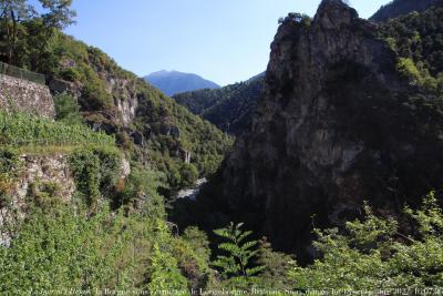 photographie “Le Jour ni l’Heure 8824 : la Borgne sous l’ermitage de Longeborgne, Bramois, Sion, Valais, Suisse, dimanche 18 septembre 2022, 16:07:06” par Renaud Camus — www.renaud-camus.net — Borgne, La Borgne, Longeborgne, Bramois, Sion, Valais, Suisse, rivière, ermitage de Longeborgne