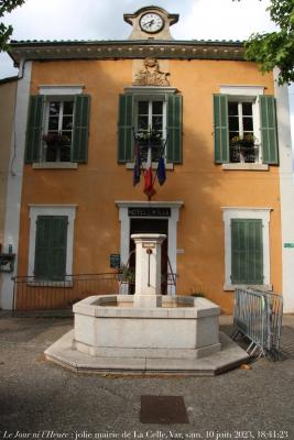 photographie “Le Jour ni l‘Heure 6887 : jolie mairie, c. 1860, ayant échappé à la Grande Pelade, La Celle, Var, Provence, samedi 10 juin 2023, 18:41:23” par Renaud Camus — www.renaud-camus.net — mairie, hôtel de ville, crépi, enduit, La Celle, Var, Provence, La Grande Pelade