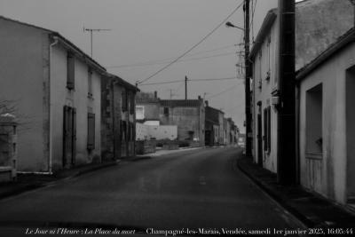 photographie “Le Jour ni l’Heure 9622 : La Place du mort — Champagné-les-Marais, Marais poitevin, Vendée, Bas-Poitou, samedi 1er janvier 2025, 16:05:44” par Renaud Camus — www.renaud-camus.net — La Place du Mort, Champagné-les-Marais, Puyravault, Sainte-Radegonde, Vendée, Marais poitevin, Poitou, Bas-Poitou, rue