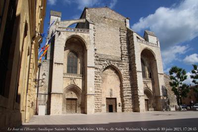 photographie “Le Jour ni l’Heure 6878 : basilique Sainte-Marie-Madeleine de Saint-Maximin-la-Sainte-Baume, XIIIe s., Var, Provence, samedi 10 juin 2023, 17:28:45” par Renaud Camus — www.renaud-camus.net — Saint-Maximin, Saint-Maximin-la-Sainte-Baume, Sainte-Marie-Madeleine, basilique, basilique Sainte-Marie-Madeleine, Var, Provence