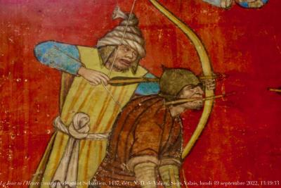 photographie “Le Jour ni l’Heure 8914 : martyre de saint Sébastien, 1437, dét., les bourreaux, basilique Notre-Dame de Valère, Sion, Valais, Suisse, lundi 19 septembre 2022, 13:19:33” par Renaud Camus — www.renaud-camus.net — archer, archers, saint Sébastien, martyre de saint Sébastien, Sion, Valère, Notre-Dame de Valère, Valais, Suisse, arc