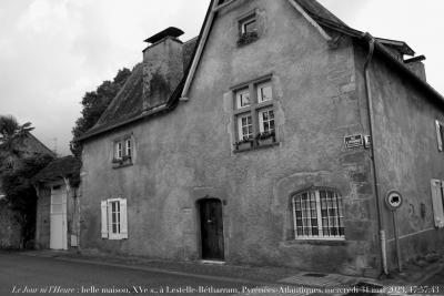 photographie “Le Jour ni l’Heure 6692 : belle maison, XVe s., à Lestelle-Bétharram, Bigorre, Pyrénées-Atlantiques, mercredi 31 mai 2023, 17:57:43” par Renaud Camus — www.renaud-camus.net — Lestelle-Bétharram, Bigorre, Pyrénées-Atlantiques, maison, belle maison, jolie maison, Moyen Âge, Pyrénées