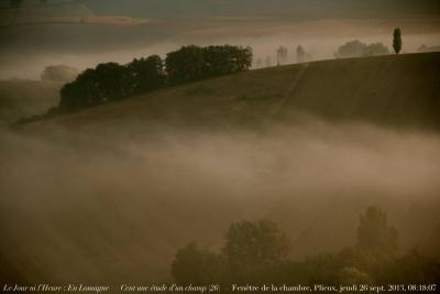 photographie “Le Jour ni l’Heure 9776 : En Lomagne — Cent une études d’un champ (26) — Fenêtre de la chambre, Plieux, vendredi 27 septembre 2013, 08:18:07” par Renaud Camus — www.renaud-camus.net — study, field, 101, bedroom’s widow, brume, fog, brouillard