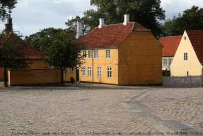 photographie “Le Jour ni l\'Heure 6071 : la maison jaune, Roskilde, Seeland (Sjælland), Danemark — devant la cathédrale, dimanche 30 août 2009, 15:46:37” par Renaud Camus — www.renaud-camus.net — house, hus, huset, yellow, Danmark, Denmark