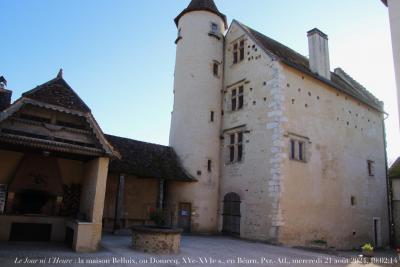 photographie “Le Jour ni l’Heure 0765 : la maison Belluix, ou Domecq, XVe-XVIe s., en Béarn, Pyrénées-Atlantiques, mercredi 21 août 2024, 19:02:14” par Renaud Camus — www.renaud-camus.net — Morlanne, Belluix, Domecq, Domec, maison Belluix, maison Domecq, Béarn, Pyrénées-Atlantiques