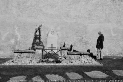 photographie “Le jour ni l’Heure 8784 : autoportrait près de la tombe de Rilke à Rarogne, Valais, dimanche 19 septembre 2022, 13:25:20” par Renaud Camus — www.renaud-camus.net — Raron, Rarogne, Valais, Rilke, tombe, tombe de Rilke à Raron