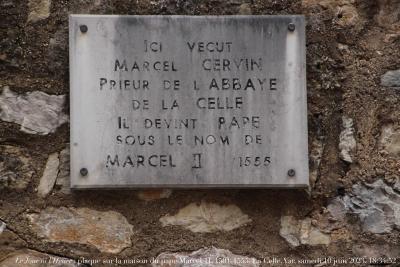 photographie “Le Jour ni l’Heure 6885 : plaque sur la maison de Marcello Cervini, Marcel Cervin, futur pape Marcel II, 1501-1555-1555, La Celle, Var, Provence, samedi 10 juin 2023, 18:34:52” par Renaud Camus — www.renaud-camus.net — plaque, Marcel II, Marcello Cervini, Marcel Cervin, pape, messe dupape Marcel, abbaye de La Celle, La Celle, Var, Provence, Brignolles