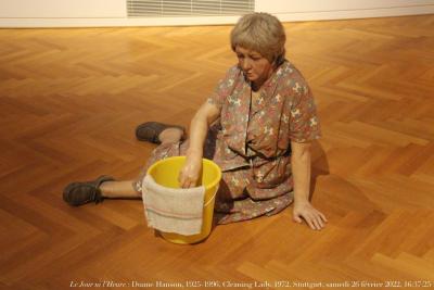 photographie “Le Jour ni l’Heure 1440 : Duane Hanson, 1925-1996, Cleaning Lady, 1972, Suttgart, samedi 26 février 2022, 16:37:25” par Renaud Camus — www.renaud-camus.net — Le Jour ni l’Heure 1440, Duane Hanson, 1925-1996, Cleaning Lady, 1972, Suttgart, samedi 26 février 2022, 16:37:25, mannequin, hyperréalisme, femme de ménage, sol, nettoyage, fatigue, vieillesse