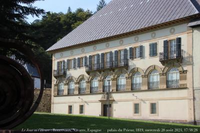 photographie “Le Jour ni l’Heure 2744 : monastère de Roncevaux (Roncesvalles), Navarre, Espagne, palais du Prieur, 1819, mercredi 28 août 2024, 17:38:28” par Renaud Camus — www.renaud-camus.net — Roncevaux, Roncesvalles, palais abbatial, palais du Prieur, priorato, 1819, Espagne, Navarre, 28 août 2019