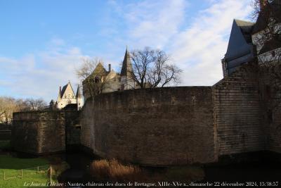 photographie “Le Jour ni l’Heure 7103 : Nantes, château des ducs de Bretagne, XIIIe-XVe s., dumanche 22 décembre 2024, 15:38:57” par Renaud Camus — www.renaud-camus.net — Nantes, château de Nantes, château des ducs de Bretagne, Bretagne, château, forteresse, palais