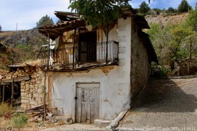 photographie “Le Jour ni l’Heure 2337 : Le Balcon — Arganza, San Leonardo de Yagüe, prov. de Soria, Vieille-Castille,  Espagne, mardi 27 août 2024, 14:44:41” par Renaud Camus — www.renaud-camus.net — balcon, Le Balcon, Arganza, San Leonardo de Yagüe, Soria, province de Soria, Castille, Castilla, Vieille-Castille, Espana, Espagne, Spain, Castilla y Leon