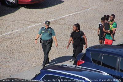 photographie “Le Jour ni l’Heure 1352 : L’Accompagnateur — Lerma, place du Palais ducal, province de Burgos, Castille, Espagne, samedi 24 août 2024, 11:16:52” par Renaud Camus — www.renaud-camus.net — Accompagnateur, L’Accompagnateur, police, policia, agent de police, migrants, migrantes, Lerma, plaza Palacio Ducal, Burgos, provincia de Burgos, province de Burgos, immigracion, Castille, Castilla y Leon, Espagne, Spain, Espanha