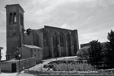 photographie “Le Jour ni l’Heure : église-forteresse San Saturnino, Saint-Saturnin, Saint-Cernin de Toulouse, 1260-1300, Artajona, Navarre, Espagne, jeudi 10 août 2023, 16:24:40” par Renaud Camus — www.renaud-camus.net — Artajona, iglesia San Saturnino, iglesia, San Saturnino, Saint-Saturnin, Saint-Cernin, Saint-Gernin de Toulouse, iglesia-fortalezza, église-forteresse, église, Navarre, Navarra, Espagne