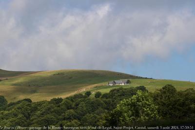 photographie “Le Jour ni l’Heure 0191 : paysage de la Haute-Auvergne, entre Boudou et le col de Legal, commune de Saint-Projet-de-Salers, Cantal, samedi 3 août 2024, 17:59:51” par Renaud Camus — www.renaud-camus.net — Boudou, col de Legal, Saint-Projet-de-Salers, Legal, puy de Chavaroche, paysage, paysage de la Haute-Auvergne, Auvergne