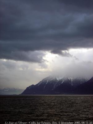 photographie “Le Jour ni l\'Heure : Cully, lac Léman, vu d\'une fenêtre de l\'hôtel du Major-Davel, dimanche 4 décembre 2005, 08:31:50” par Renaud Camus — www.renaud-camus.net — Cully, Léman, lac Léman, Lausanne, lac, Suisse, Switzerland, fenêtre, window, winter, morning, hiver, lake, ciel, sky, mountain, Vaud, canton de Vaud, Roud, Gustave Roud, paysage, landcape, Davel, Major Davel, hotel, hôtel, hotel du Major Davel