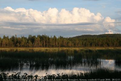 photographie “Le Jour ni l\'Heure 0151 : En Laponie — soir d\'été dans le Grand Nord, Marasjärvi, commune de Kiruna, Lappland, Suède, vendredi 13 août 2010, 20:12:13” par Renaud Camus — www.renaud-camus.net — north, Sweden, Sverige, summer, evening, Torne, Torneälven