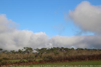 photographie “Le Jour ni l’Heure 8646 : La Place du mort — D 784, environs de Landudec, en Cornouaille, Finistère, Bretagne, dimanche 29 décembre 2024, 13:14:01” par Renaud Camus — www.renaud-camus.net — La Place du Mort, Landudec, Quimper, Audierne, D.784, Conouaille, Finistère, Bretagne