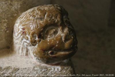 photographie “Le Jour ni l’Heure : griffe d’angle à tête sphérique des piliers, XIIe s., église Sainte-Engrâce, dans la Soule, Pyrénées-Atlantiques, France, mercredi 9 août 2023, 18:28:06” par Renaud Camus — www.renaud-camus.net — griffe, griffe d'angle, base, piliers, tête, tête sphérique, Sainte-Engrâce, Soule, église, église de Sainte-Engrâce, Pyrénées, Pyrénées-Atlantiques