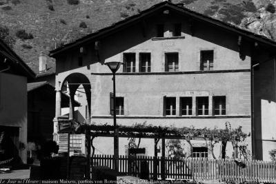 photographie “Le Jour ni l’Heure 8765 : maison Maixen, quelquefois von Roten, 1547/48 et 1702, à Rarogne, Valais, Suisse, dimanche 18 septembre 2022, 13:08:58” par Renaud Camus — www.renaud-camus.net — Rarogne, Raron, maison Maixen, Maixen, von Roten, Valais, Suisse, architecture