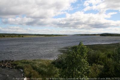 photographie “Le Jour ni l\'Heure 0005 : En Laponie — sur le fleuve Lainio, Lainioälven, environs de Soppero, Suède, dimanche 15 août 2010, 11:31:12” par Renaud Camus — www.renaud-camus.net — river, Lappland, Sverige, Sweden