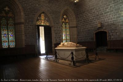 photographie “Le Jour ni l’Heure 2726 : collégiale de Roncevaux, Navarre, Espagne, chapelle Saint-Augustin, tombe du roi de Navarre Sanche VII le Fort, 1194-1234, mercredi 28 août 2024, 17:19:32” par Renaud Camus — www.renaud-camus.net — Roncevaux, Roncesvaux, Roncesvalles, Auritz, Burguete, Navarre, Navarra, Espagne, Espanha, Spain, chapelle Saint-Augustin, tombe, tombeau, sépulture, Sanche VII le Fort, Sancho VII el Fuerte, Las Navas de Tolosa, roi de Navarre, 29 août 2024