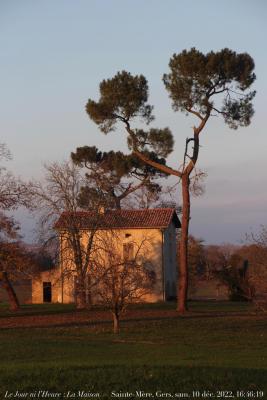 photographie “Le Jour ni l\'Heure 1262 : La Maison — Borie, La Monjette, Sainte-Mère, Gers, Gascogne, samedi 10 décembre 2022, 16:46:19” par Renaud Camus — www.renaud-camus.net — Lomagne, En Lomagne, maison, La Maison, Sainte-Mère, Gers, Gascogne, house, The House