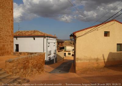 photographie “Le Jour ni l’Heure 2121 : Enquête sur la réalité du monde sensible — Torrehermosa, Aragon, Espagne, lundi 26 août 2024, 18:26:32” par Renaud Camus — www.renaud-camus.net — Torrehermosa, Aragon, Espagne, Spain, Espana, Enquête sur la réalité du monde sensible, Enquête sur la réalité des choses, pueblo, village, Baylon, Pascual Baylon, calle, rue