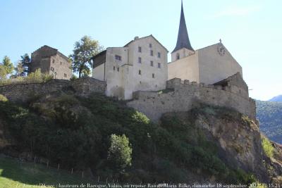 photographie “Le Jour ni l’Heure 8774 : hauteurs de Rarogne, Valais, où repose Rainar Maria Rilke, 1875-1926, dimanche 18 seprembre 2022, 13:15:24” par Renaud Camus — www.renaud-camus.net — Raron, Rarogne, Valais, acropole, hauteurs de Rarogne, Rilke, Rainer Maria Rilke, église, château, Suisse