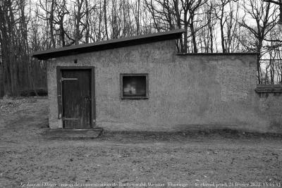 photographie “Le Jour ni l\'Heure : camp de concentration de Buchenwald, Weimar, Thuringe — le chenil, jeudi 24 février 2022, 15:44:43” par Renaud Camus — www.renaud-camus.net — Le Jour ni l'Heure, camp de concentration, Buchenwald, Weimar, Thuringe — le chenil, jeudi 24 février 2022, 15:44:43, chenil, Shoah, sinistre, noir et blanc, camp, détention, extermination, juifs, Holocauste, nazis, nazisme, chiens, carré, carré noir