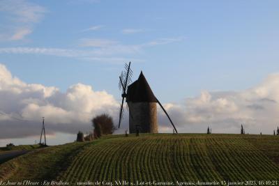 photographie “Le Jour ni l’Heure 2619 : En Brulhois — Moulin de Cuq, XVIIe s., Lot-et-Garonne, Agenais, dimanche 15 janvier 2023, 16:49:23” par Renaud Camus — www.renaud-camus.net — moulin, moulin à vent, Cuq, moulin de Cuq, moulin à vent de Cuq, Brulhois, Agenais, Lot-et-Garonne