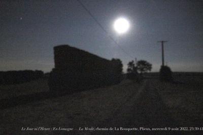 photographie “Le Jour ni l’Heure 7692 : En Lomagne — La Meule, chemin de La Rouquette, Plieux, mercredi 9 août 2022, 23:39:41” par Renaud Camus — www.renaud-camus.net — meule, lune, clair de lune, la meule, Plieux, chemin, de, La, Rouquette, chemin de La Rouquette, Lomagne, pleine lune, En Lomagne