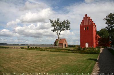 photographie “Le Jour ni l\'Heure 6046 : église de Gershøj, XIIe-XVIe s., sur le fjord de Roskilde, en Seeland (Sjælland), Danemark, dimanche 30 août 2009, 14:51:06” par Renaud Camus — www.renaud-camus.net — kirke, church, sankt Laurentii, sankt Lars, Selsø, Denmark, Danmark