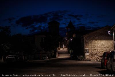 photographie “Le Jour ni l’Heure 16082024-QV_L8137-11 : autoportrait sur la rampe, Plieux, place Saint-Jean, vendredi 16 août 2024, 20:55:43” par Renaud Camus — www.renaud-camus.net — autoportrait, selfportrait, autoritratto, selbstbidnis, Plieux, place Saint-Jean, rampe, la rampe, rue du château, Gers