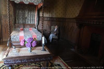 photographie “Le Jour ni l’Heure 9862 : autoportrait au château de La Vigne, ch. “Troubadour”, Ally, Cantal, Auvergne, jeudi 1er août 2024, 19:47:31” par Renaud Camus — www.renaud-camus.net — autoportrait, selfportrait, autoritratto, selbstbildnis, La Vigne, Château de La Vigne, troubadour, chambre Troubadour, Ally, Scorailles, Escorailles, Cantal, Auvergne, château