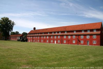 photographie “Le Jour ni l\'Heure 3574 : intérieur de la Citadelle, Copenhague, Danemark, samedi 1er août 2009, 11:52:57” par Renaud Camus — www.renaud-camus.net — fort, fortress, casernes, barracks, baqrraquements, Copenhagen, Kobenhavn, Denmark, Danmark