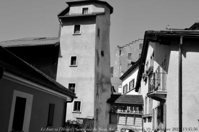 photographie “Le Jour ni l’Heure 8921 : Souvenir de Sion, Valais, Suisse, lundi 19 septembre 2022, 13:45:56” par Renaud Camus — www.renaud-camus.net — Sion, Valais, vieille ville, Suisse