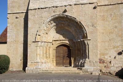 photographie “Le Jour ni l’Heure 0744 : collégiale Saint-Barthélémy de Pimbo, porche, XIIe-XVIIIe s., dans le Tursan, Landes, mercredi 21 août 2024, 17:57:47” par Renaud Camus — www.renaud-camus.net — Pimbo, collégiale, Saint-Barthélemy, porche, arche, portail, collégiale Saint-Barthélemy de Pimbo, Tursan, Landes, roman, romane, romanesque, église, église romane