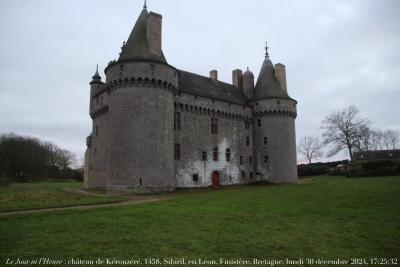 photographie “Le Jour ni l’Heure 8921 : château de Kérouzéré, 1458, Sibiril, en Léon, Finistère, Bretagne, lundi 30 décembre 2024, 17:25:32” par Renaud Camus — www.renaud-camus.net — château de Kérouzéré, Kérouzéré, 1458, Sibiril, Léon, Finistère, Bretagne